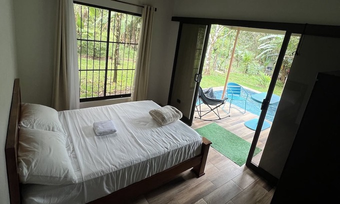 San Isidro de Grecia Cabin | EcoSky "Tranquil Retreat Near La Fortuna: Private Pool, Lake Access, and More!"