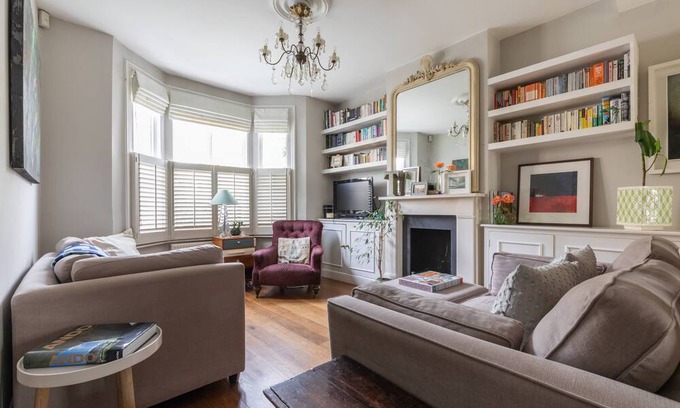 Latchmere Apartment | Abercrombie Street by onefinestay