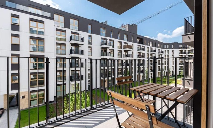 Czyzyny Apartment | Modern Apartment I Smart TV I Parking I Working Desk