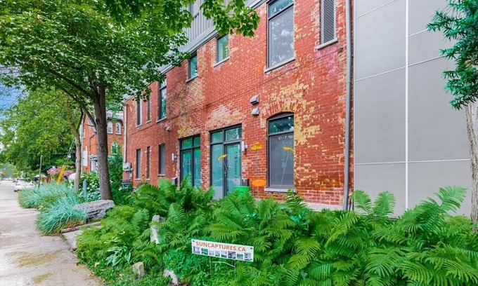 Midtown Toronto Apartment | 2 Storey Oasis In The Heart Of The Annex, Steps To U of T & All Amenities