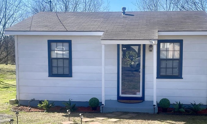 Durant Cottage | A Cozy Cottage in Durant, Oklahoma. Comfortable, clean & conveniently located!
