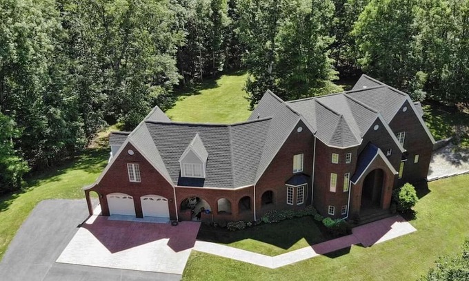 Blacksburg House | This house is a 4 bedroom(s), 4.5 bathrooms, located in Blacksburg, VA.