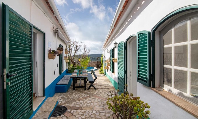 Loule House | Holiday Home 'Casa Delfim - Casa Azul' with Mountain View, Shared Pool and Wi-Fi