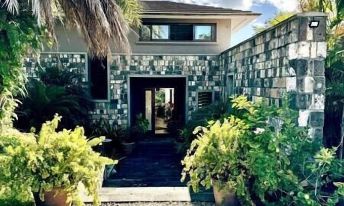 Tamarin House | Villa Petit Tamarin Swimming Pool Bar Tropical Garden