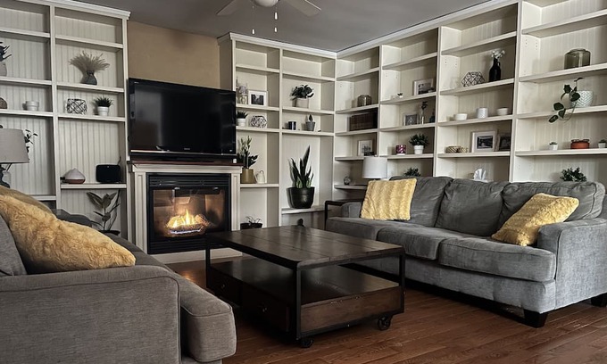 Elora House | Heart of downtown w/ private backyard. Walk to Elora Mill!