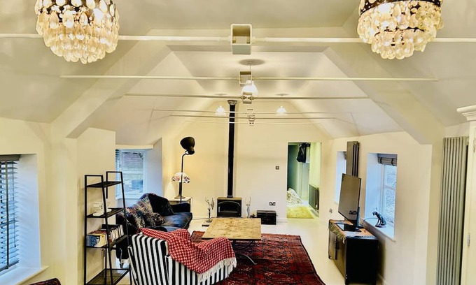 Maidstone Cottage | Superb 2 bed cottage - Hot tub, log burner and gardens in tranquil setting