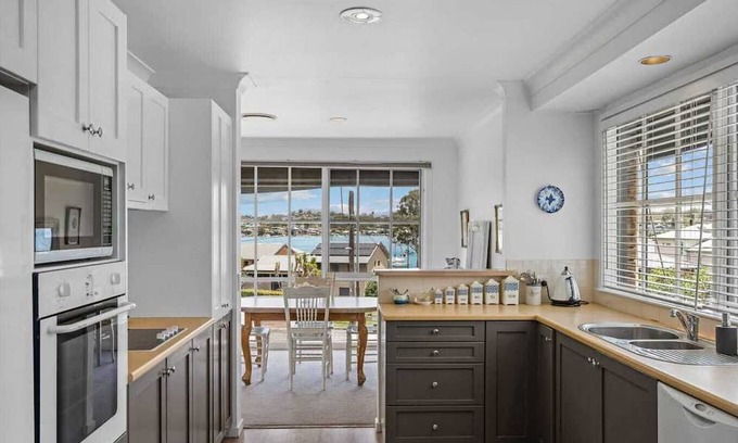 Lake Macquarie City Council House | Entire House Lakeside, panoramic water views, private Pool, 500m to boat ramp