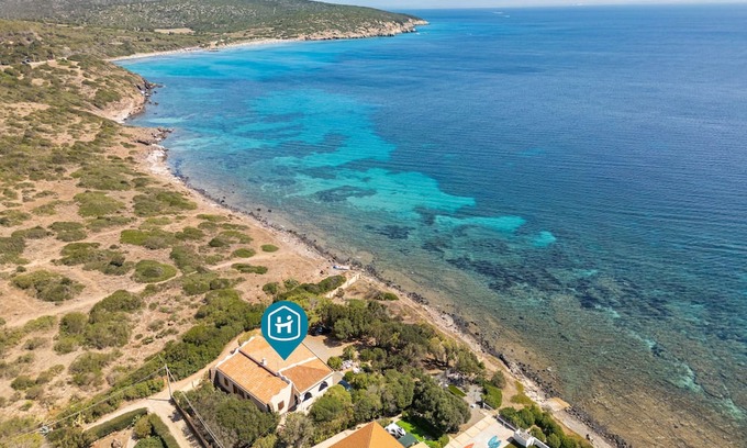 Sant'Antioco House | Holiday Home 'Fronte Mare Azzurro' with Sea View, Shared Garden and Wi-Fi