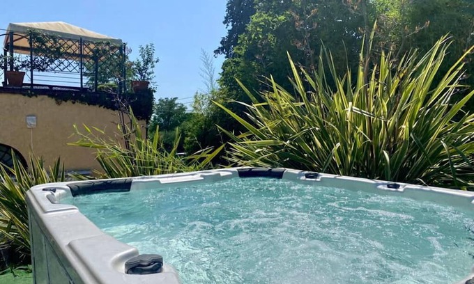 Montemurlo Villa | Stunning villa for 5 people with hot tub, WIFI, TV, pets allowed, panoramic view and parking