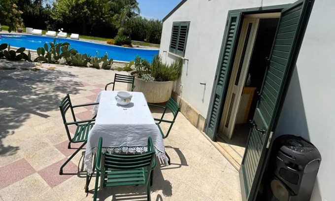 Corigliano D'Otranto House | Holiday Home 'Dependance Paloma' with Shared Pool, Wi-Fi and Air Conditioning