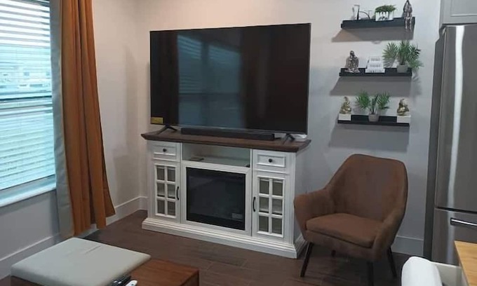 Sunshine Apartment | 3 Bedroom 827629 by Houzlet