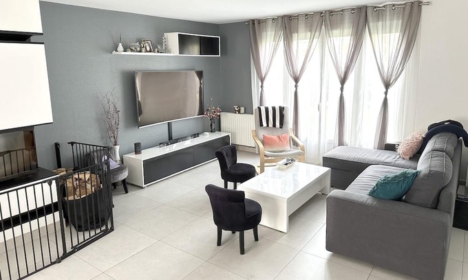 Elancourt House | Homerez - Spacious house for 8 ppl. with garden and terrace at Élancourt