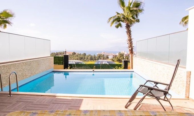 Kusadasi City Centre Apartment | Spacious Flat with Pool in Kusadasi