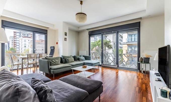 Suadiye Apartment | Spacious Flat Near Bagdat Avenue in Suadiye