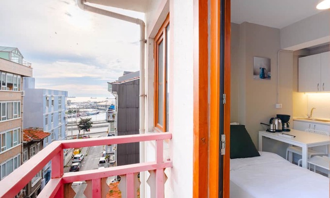 Bakırkoy Apartment | Studio with a Sea View Balcony in Bakirkoy