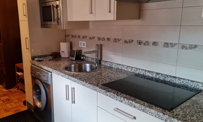 San Lazaro y Otero Apartment | Pequeño Apartamento con Wifi Lado Palacio Deportes. Próximo Salidas Autopista