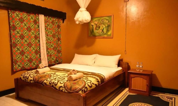 Ruhengeri Bed & Breakfast | Amahoro Guesthouse - Queen Room With Private Bathroom