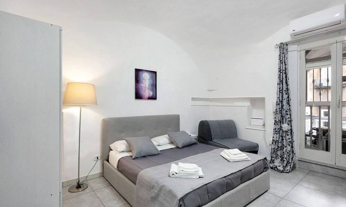 Montecalvario Apartment | Apartment 'Holiday Home Tarsia' with Balcony, Wi-Fi and Air Conditioning