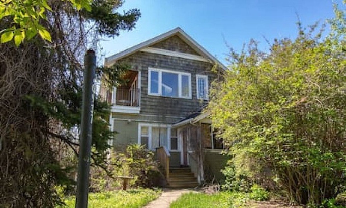 Hinton House | Air Conditioned 5-Br/3-Ba | Private Pool & Hot Tub | Pool Table & Home Theatre