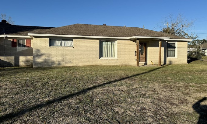 Westlake House | Modern 3 bed 2 bath