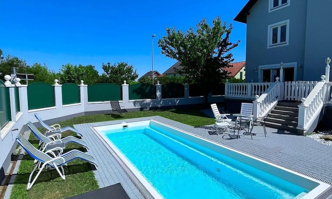 Wittau Apartment | Traum Apartment mit Pool + Balkon