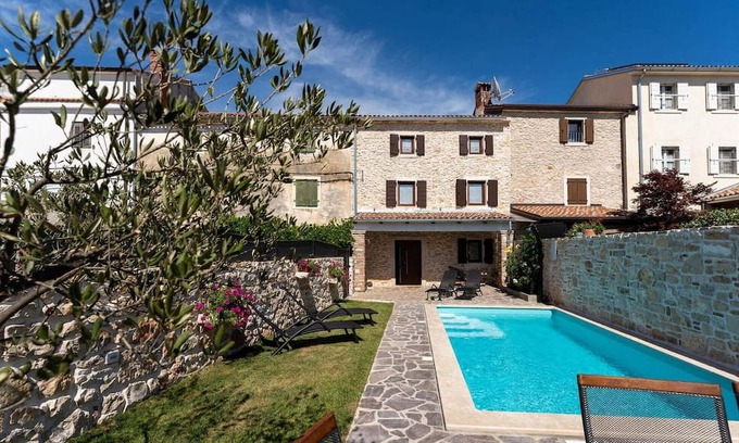 Cepljani House | Villa Stonehouse is a nice rustic terraced house only 3,5 km from the sea and the town Umag.