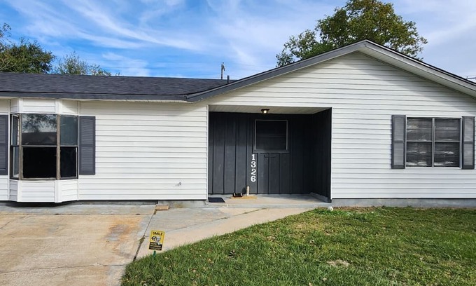 Orange House | Remodeled 4-bedroom 3 full bath 3 min. Walmart, restaurants, chem. / refineries.