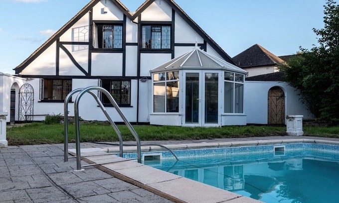 Squirrel's Heath House | Modern villa, sleeps 10, 2 bathrooms, park 3 vans