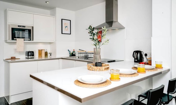 Sutton West Apartment | Sutton Cityscape, WIFI, Netflix, For Business & Re-Locators