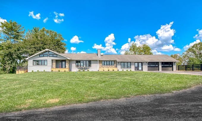 Blacksburg House | Less than 2miles from VT, Sleeps 16. Amazing Views!