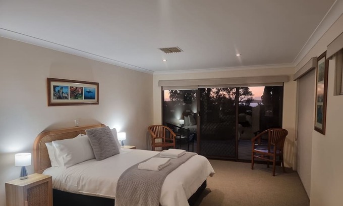 Leschenault House | Three Waters Australind 4 Bedroom Water Views with Pool