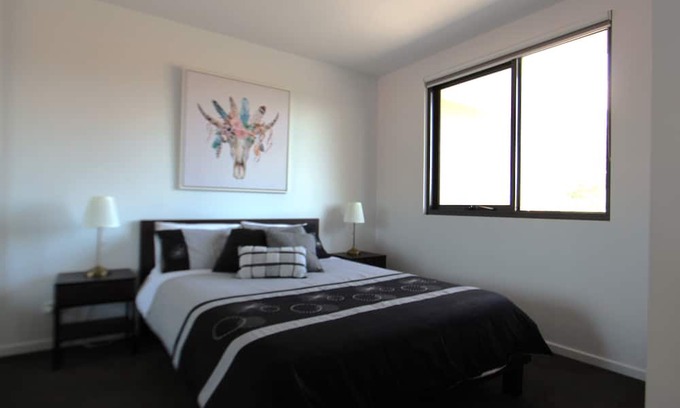 Heidelberg West Apartment | Quiet, Clean, Penthouse top floor, La Trobe University, Austin, Mercy Hospital