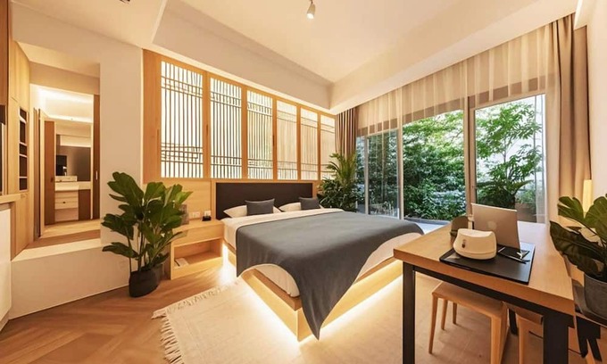 Emeishan House | Heinemann Hotel standard king room Building A— with a jacuzzi and a local