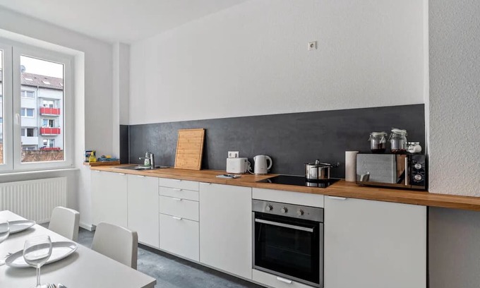 Pforzheim House | Entire 'Hallerstraße' Unit with 4 Apartments, Balcony and Wi-Fi