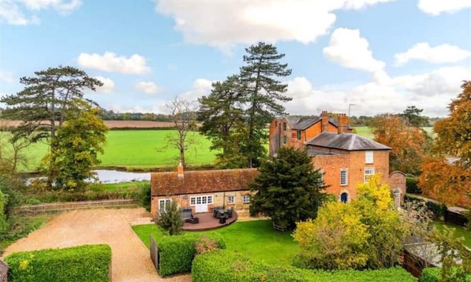 Yardley Gobion House | The Mill – Historic Home with Hot Tub, Sleeps 12