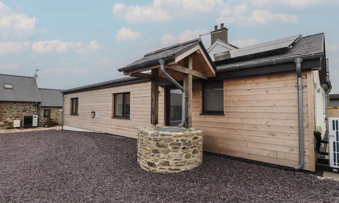 Holyhead Cottage | HEN PENMYNYDD, family friendly, with hot tub in Llanfachraeth