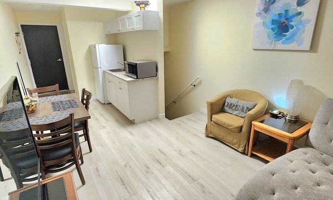 Arthur Apartment | Big 1 Bedroom Plus Den In Arthur - 3 Beds