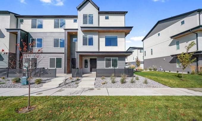 American Fork House | New townhome, quick freeway & public trans. access, swimming and pickleball.