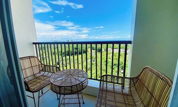 Lapu-Lapu Condo | Oceanbreeze Sunrise Haven - pool, AC, Hotwater, fast wifi, 62sqm in Marigondon