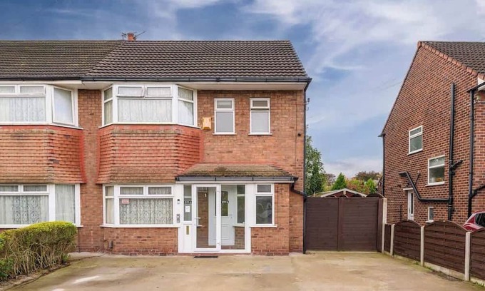Northenden House | 4 bedroom Home in Northenden by City SuperHost