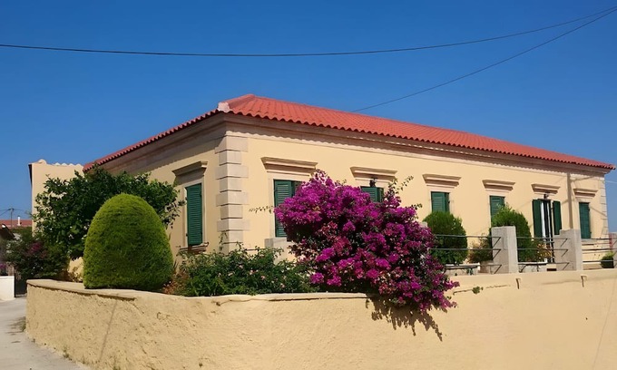 Kalata House | Traditional Country House with Shared Terrace, Wi-Fi and Air Conditioning