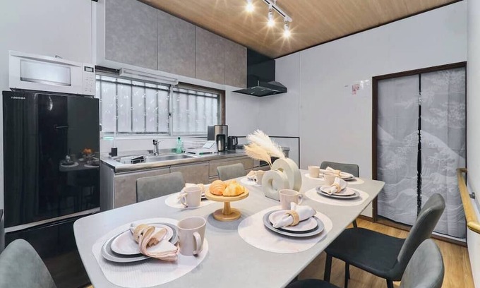 Inuyama House | Inuyama Castle within 10 minutes/80-inch movie theater/free parking/6 beds + 1 sofa bed/83 sq.m./Up to 10 guests/mono rental/coffee maker available