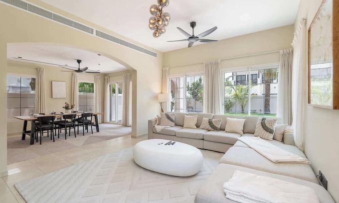 Jumeirah Village Triangle House | Stunning villa that sleeps 7 in JVT!