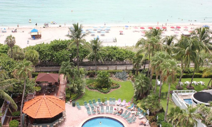 Mid Beach House | 2 Family-Friendly Rooms with Pool and Near Art Deco Historic District