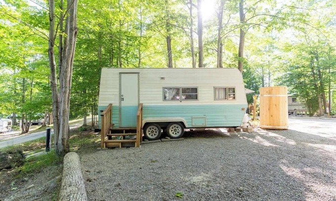 Miller Lake House | Beautiful Little Blue RV near Tobermory
