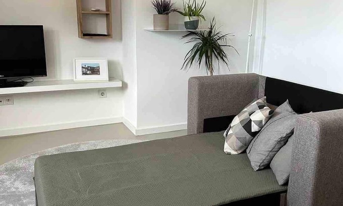 Dusseldorf Old Town Apartment | 2-BedRoom Apartment in Old Town - 10min Messe | 5 people