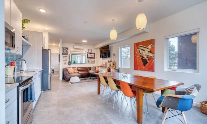 Hosford-Abernethy House | Vintage Cozy Penthouse at Crossroads ~94 WalkScore