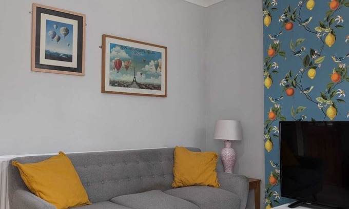 Gravesend Apartment | Cosy and Stylish, great links to London.