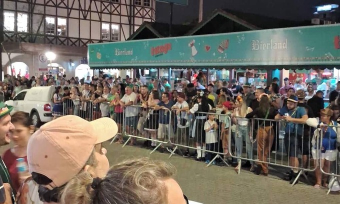 Centro Apartment | AP King bed 2 mattresses on the floor