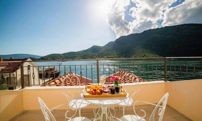 Lepetane Apartment | ❤️Deluxe Waterfront 1BR | Balconies | Panoramic View| Fully Equipped| Fast Wi-Fi